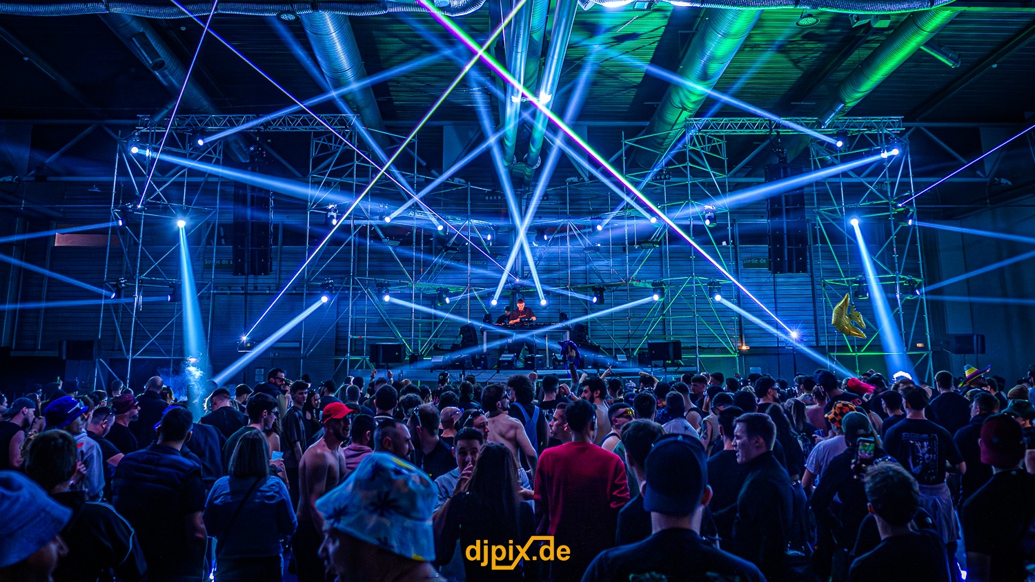 Show Laser bleu à la dyspotia avec public