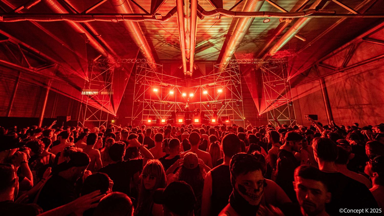 Show de led rouges, dej set avec son public