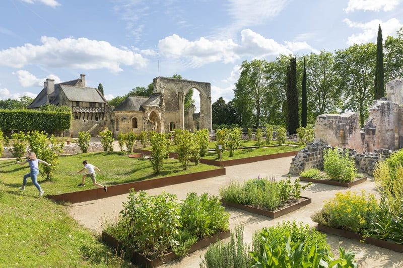 Le Prieuré Saint-Cosme avec deux enfants qui courent dans le jardin