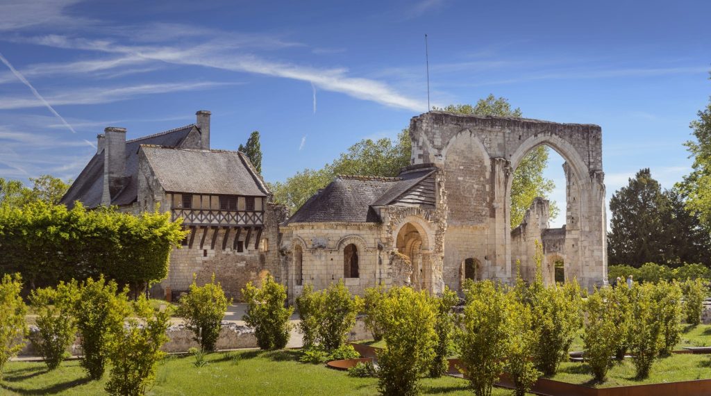 Le batiment du Prieuré Saint-Cosme et ses jardins